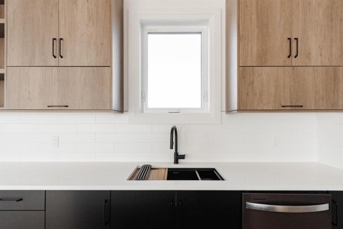 176 Beaveridge Close, Fort Mcmurray, AB - Indoor Photo Showing Kitchen With Upgraded Kitchen