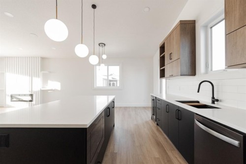 176 Beaveridge Close, Fort Mcmurray, AB - Indoor Photo Showing Kitchen With Upgraded Kitchen