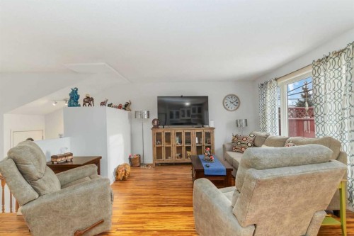202 Bird Crescent, Fort Mcmurray, AB - Indoor Photo Showing Living Room