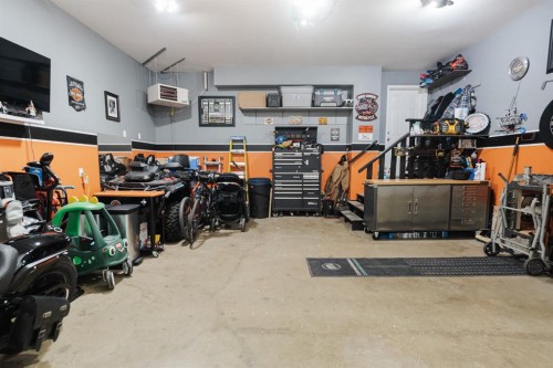 181 Diamondstone Ridge, Fort Mcmurray, AB - Indoor Photo Showing Garage