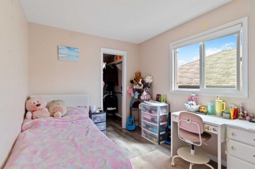 228 Paris Crescent, Fort Mcmurray, AB - Indoor Photo Showing Bedroom