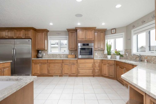 125 Beardsley Crescent, Fort Mcmurray, AB - Indoor Photo Showing Kitchen With Upgraded Kitchen