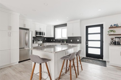 121 Hinge Road, Fort Mcmurray, AB - Indoor Photo Showing Kitchen With Upgraded Kitchen