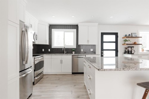 121 Hinge Road, Fort Mcmurray, AB - Indoor Photo Showing Kitchen With Upgraded Kitchen