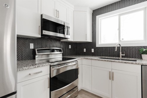 121 Hinge Road, Fort Mcmurray, AB - Indoor Photo Showing Kitchen With Upgraded Kitchen