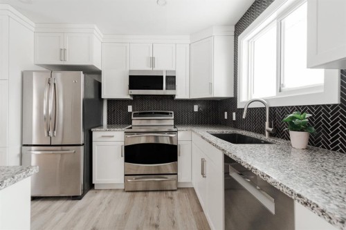 121 Hinge Road, Fort Mcmurray, AB - Indoor Photo Showing Kitchen