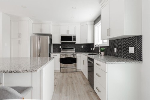 121 Hinge Road, Fort Mcmurray, AB - Indoor Photo Showing Kitchen With Upgraded Kitchen
