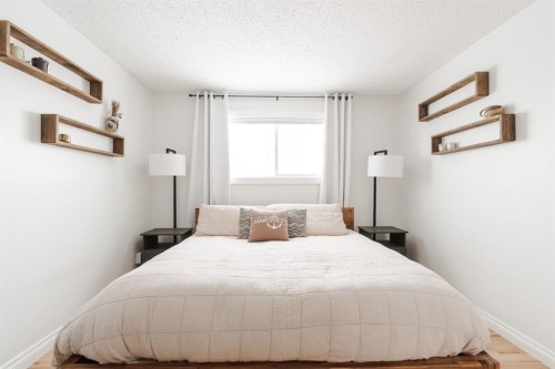 121 Hinge Road, Fort Mcmurray, AB - Indoor Photo Showing Bedroom