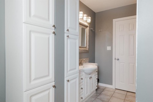 121 Hinge Road, Fort Mcmurray, AB - Indoor Photo Showing Bathroom