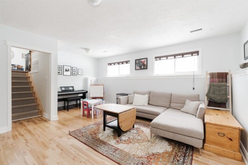 121 Hinge Road, Fort Mcmurray, AB - Indoor Photo Showing Living Room