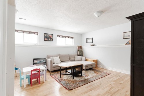 121 Hinge Road, Fort Mcmurray, AB - Indoor Photo Showing Living Room