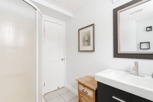 121 Hinge Road, Fort Mcmurray, AB - Indoor Photo Showing Bathroom