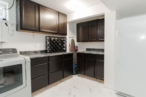 121 Hinge Road, Fort Mcmurray, AB - Indoor Photo Showing Laundry Room