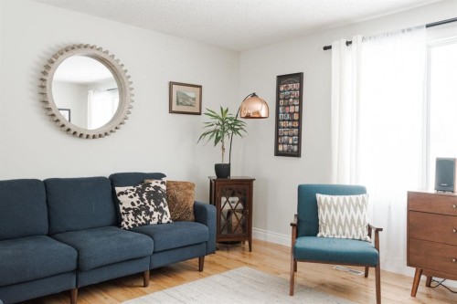 121 Hinge Road, Fort Mcmurray, AB - Indoor Photo Showing Living Room