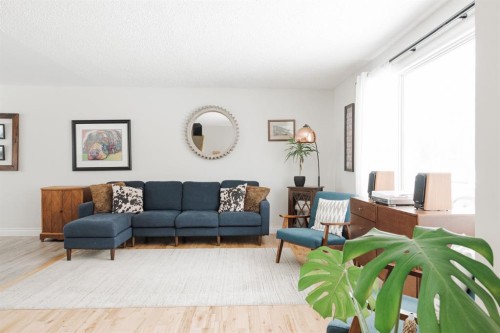 121 Hinge Road, Fort Mcmurray, AB - Indoor Photo Showing Living Room