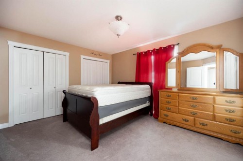 209 Ash Way, Fort Mcmurray, AB - Indoor Photo Showing Bedroom