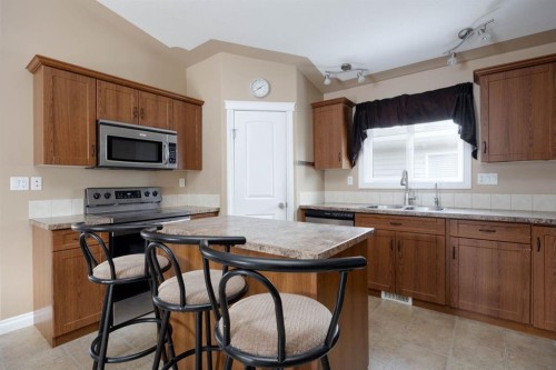 209 Ash Way, Fort Mcmurray, AB - Indoor Photo Showing Kitchen With Double Sink