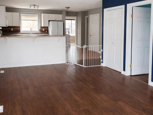 128 Parry Crescent, Fort Mcmurray, AB - Indoor Photo Showing Kitchen