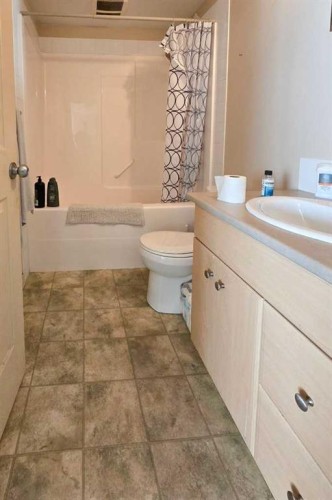 3209-200 Lougheed Drive, Fort Mcmurray, AB - Indoor Photo Showing Bathroom