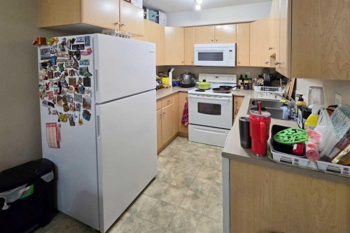 3209-200 Lougheed Drive, Fort Mcmurray, AB - Indoor Photo Showing Kitchen