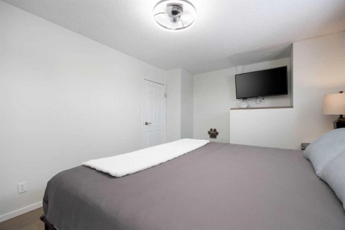 100 Simcoe Way, Fort Mcmurray, AB - Indoor Photo Showing Bedroom