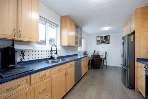 100 Simcoe Way, Fort Mcmurray, AB - Indoor Photo Showing Kitchen With Double Sink