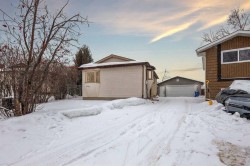 122 Maclaren Bay  Fort Mcmurray, AB T9K 1P3