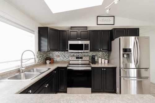 152 Harpe Way, Fort Mcmurray, AB - Indoor Photo Showing Kitchen With Stainless Steel Kitchen With Double Sink