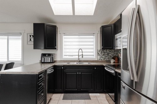 152 Harpe Way, Fort Mcmurray, AB - Indoor Photo Showing Kitchen With Stainless Steel Kitchen With Double Sink
