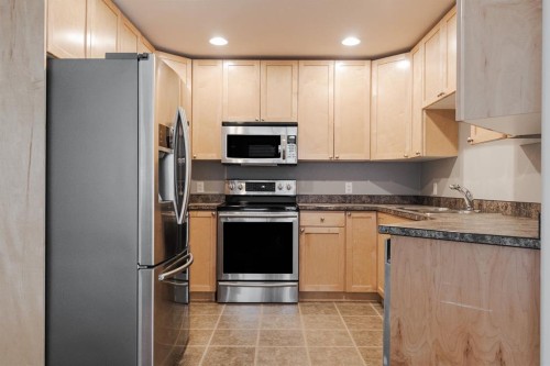 100 Honeysuckle Way, Fort Mcmurray, AB - Indoor Photo Showing Kitchen