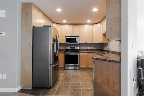 100 Honeysuckle Way, Fort Mcmurray, AB - Indoor Photo Showing Kitchen
