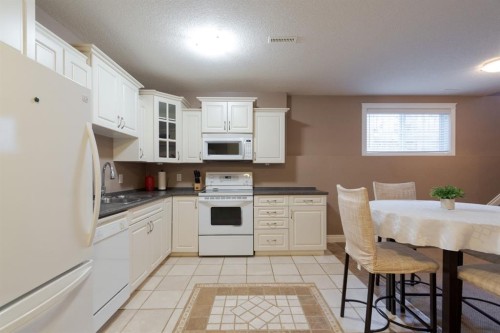 100 Honeysuckle Way, Fort Mcmurray, AB - Indoor Photo Showing Kitchen