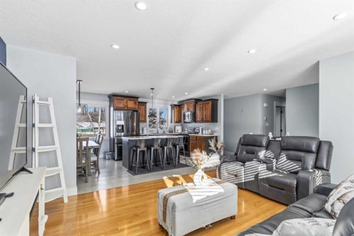 17 Clark Crescent, Fort Mcmurray, AB - Indoor Photo Showing Living Room
