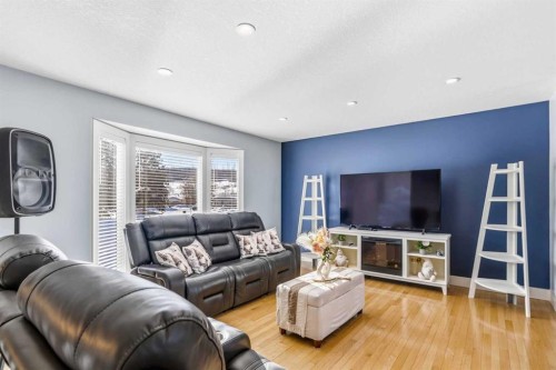 17 Clark Crescent, Fort Mcmurray, AB - Indoor Photo Showing Living Room