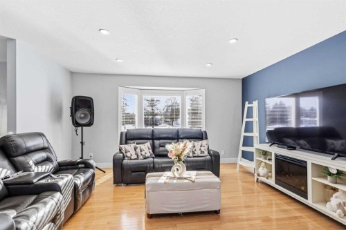 17 Clark Crescent, Fort Mcmurray, AB - Indoor Photo Showing Living Room