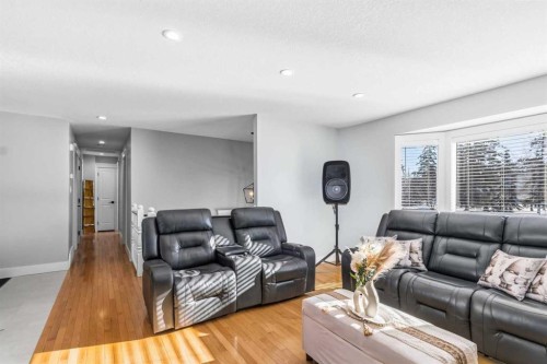 17 Clark Crescent, Fort Mcmurray, AB - Indoor Photo Showing Living Room