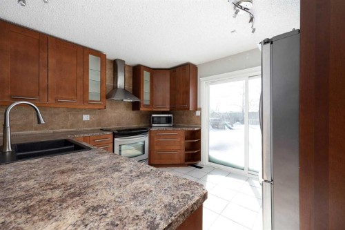 189 Farrell Crescent, Fort Mcmurray, AB - Indoor Photo Showing Kitchen With Double Sink