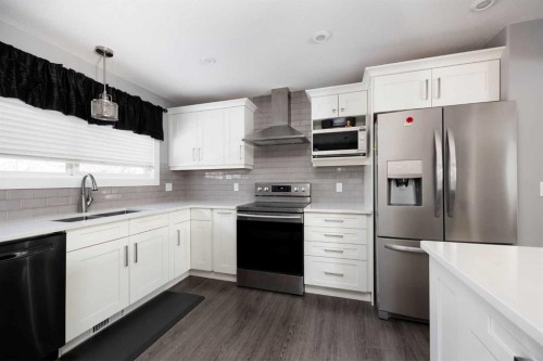 157 Beaumont Crescent, Fort Mcmurray, AB - Indoor Photo Showing Kitchen With Double Sink With Upgraded Kitchen