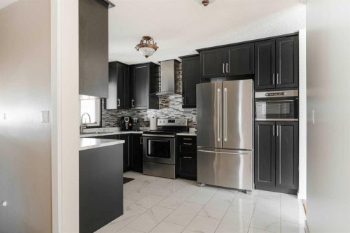 32 Moberly Crescent, Fort Mcmurray, AB - Indoor Photo Showing Kitchen With Stainless Steel Kitchen With Upgraded Kitchen