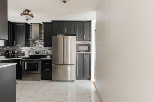 32 Moberly Crescent, Fort Mcmurray, AB - Indoor Photo Showing Kitchen With Stainless Steel Kitchen With Upgraded Kitchen