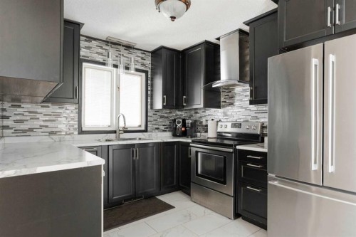 32 Moberly Crescent, Fort Mcmurray, AB - Indoor Photo Showing Kitchen With Stainless Steel Kitchen With Upgraded Kitchen