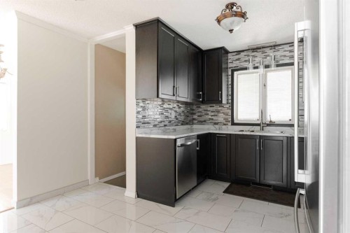 32 Moberly Crescent, Fort Mcmurray, AB - Indoor Photo Showing Kitchen