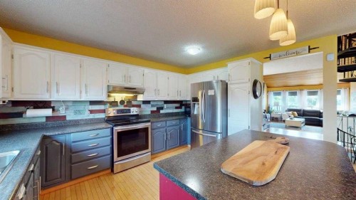 185 Oaks Bay, Fort Mcmurray, AB - Indoor Photo Showing Kitchen