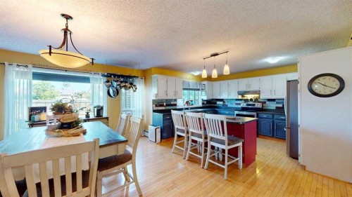 185 Oaks Bay, Fort Mcmurray, AB - Indoor Photo Showing Dining Room