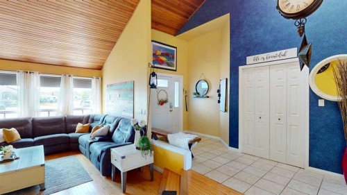 185 Oaks Bay, Fort Mcmurray, AB - Indoor Photo Showing Living Room