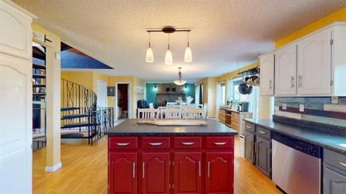 185 Oaks Bay, Fort Mcmurray, AB - Indoor Photo Showing Kitchen