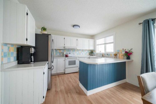 195 Cornwall Drive, Fort Mcmurray, AB - Indoor Photo Showing Kitchen