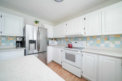 195 Cornwall Drive, Fort Mcmurray, AB - Indoor Photo Showing Kitchen
