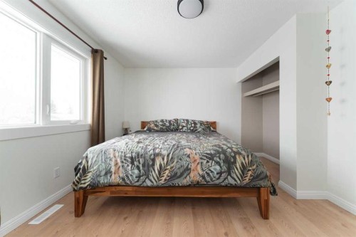 195 Cornwall Drive, Fort Mcmurray, AB - Indoor Photo Showing Bedroom
