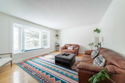 195 Cornwall Drive, Fort Mcmurray, AB - Indoor Photo Showing Living Room